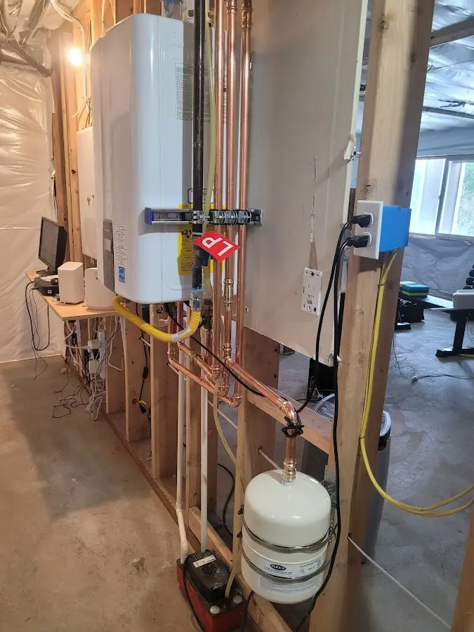 Licensed plumber repairing a kitchen sink in Lisbon